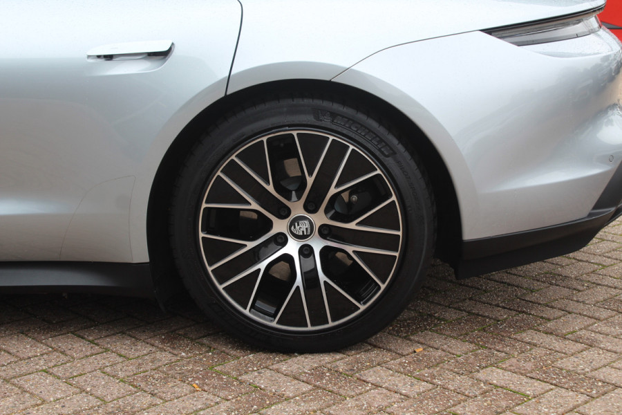 Porsche Taycan Performance 84 kWh / SoH 94.5% / Panoramadak / 360Camera / Adaptieve stoelen / Sportchrono / 20'' / Bose / Keyless / Dodehoek / Navigatie / Stoelverwarming / Cruise Control
