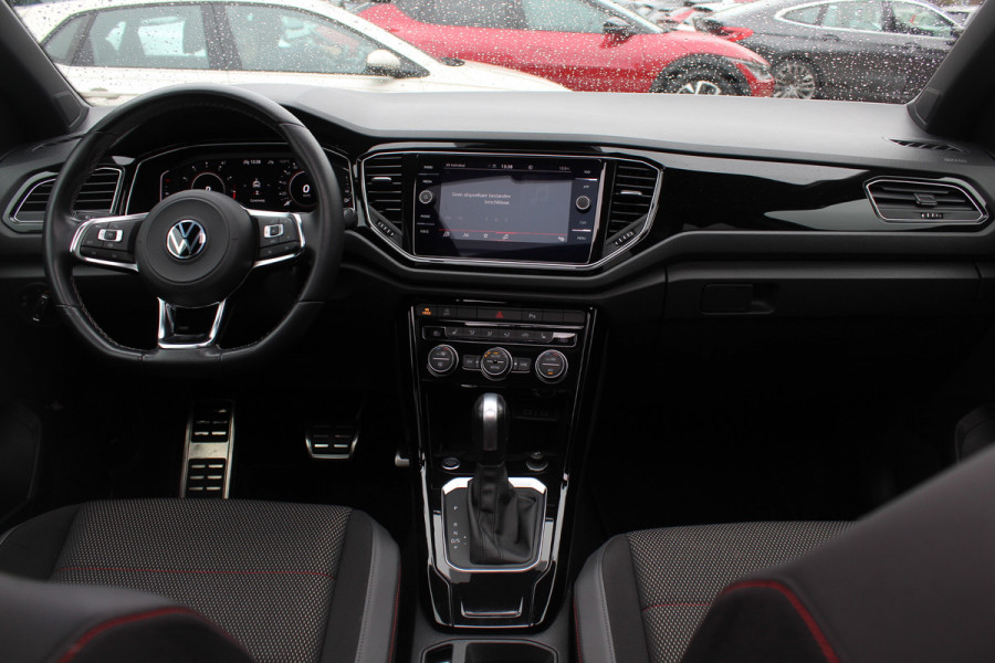 Volkswagen T-Roc 1.5 TSI Sport / Panoramadak / Camera / Virtual Cockpit / Keyless / 19'' / Apple CarPlay / DAB / ACC / Getint glas / Stoelverwarming