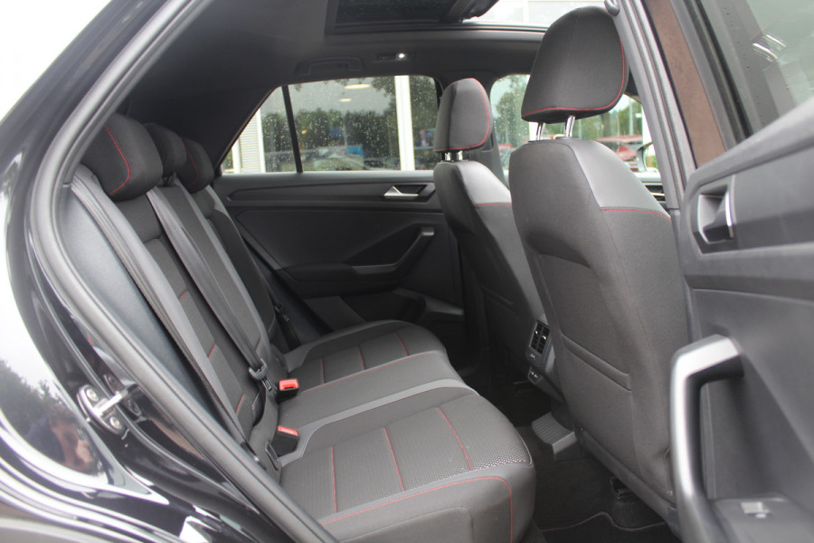 Volkswagen T-Roc 1.5 TSI Sport / Panoramadak / Camera / Virtual Cockpit / Keyless / 19'' / Apple CarPlay / DAB / ACC / Getint glas / Stoelverwarming
