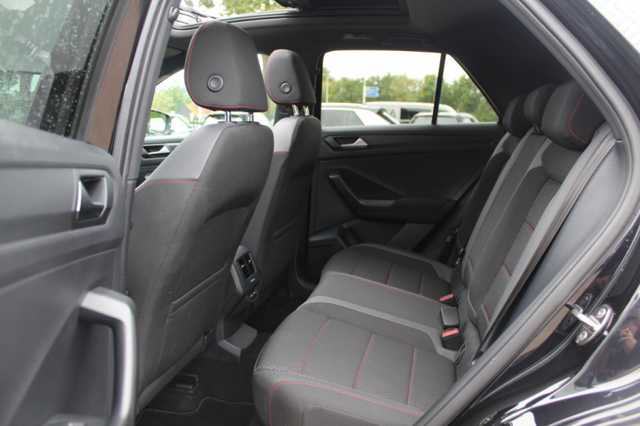 Volkswagen T-Roc 1.5 TSI Sport / Panoramadak / Camera / Virtual Cockpit / Keyless / 19'' / Apple CarPlay / DAB / ACC / Getint glas / Stoelverwarming