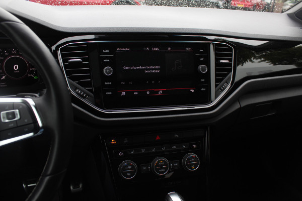 Volkswagen T-Roc 1.5 TSI Sport / Panoramadak / Camera / Virtual Cockpit / Keyless / 19'' / Apple CarPlay / DAB / ACC / Getint glas / Stoelverwarming