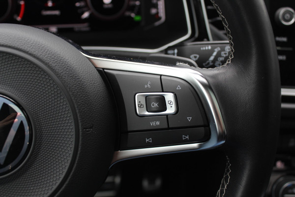Volkswagen T-Roc 1.5 TSI Sport / Panoramadak / Camera / Virtual Cockpit / Keyless / 19'' / Apple CarPlay / DAB / ACC / Getint glas / Stoelverwarming