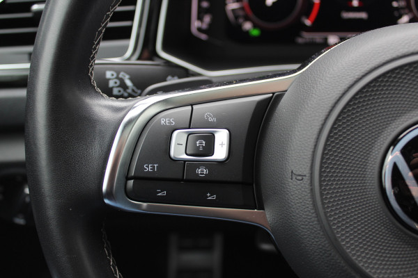 Volkswagen T-Roc 1.5 TSI Sport / Panoramadak / Camera / Virtual Cockpit / Keyless / 19'' / Apple CarPlay / DAB / ACC / Getint glas / Stoelverwarming