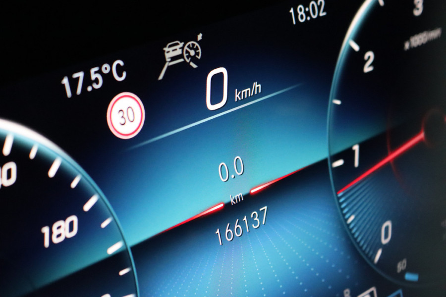 Mercedes-Benz E-Klasse 220 d Avantgarde | Distronic+ | Trekhaak | Camera | Rijassistentiepakket | High Perf. LED | Sfeerverlichting | Stoelverwarming |