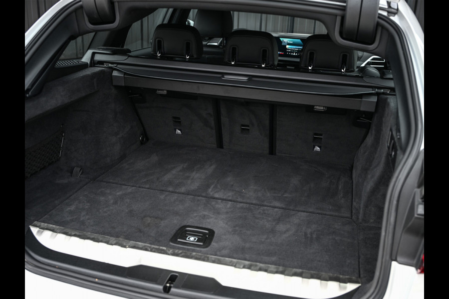 BMW 3 Serie Touring 330e xDrive M-SPORT | FACELIFT | ACCU 19,5 kWh | ACTIVE CRUISE | ELEKTR. TREKHAAK | HIFI AUDIO | SHADOW LINE | CAMERA | BMW 3 Serie Touring 330e xDrive M-SPORT | FACELIFT | ACCU 19,5 kWh | ACTIVE CRUISE | ELEKTR. TREKHAAK | HIFI AUDIO | SHADOW LINE | CAMERA |