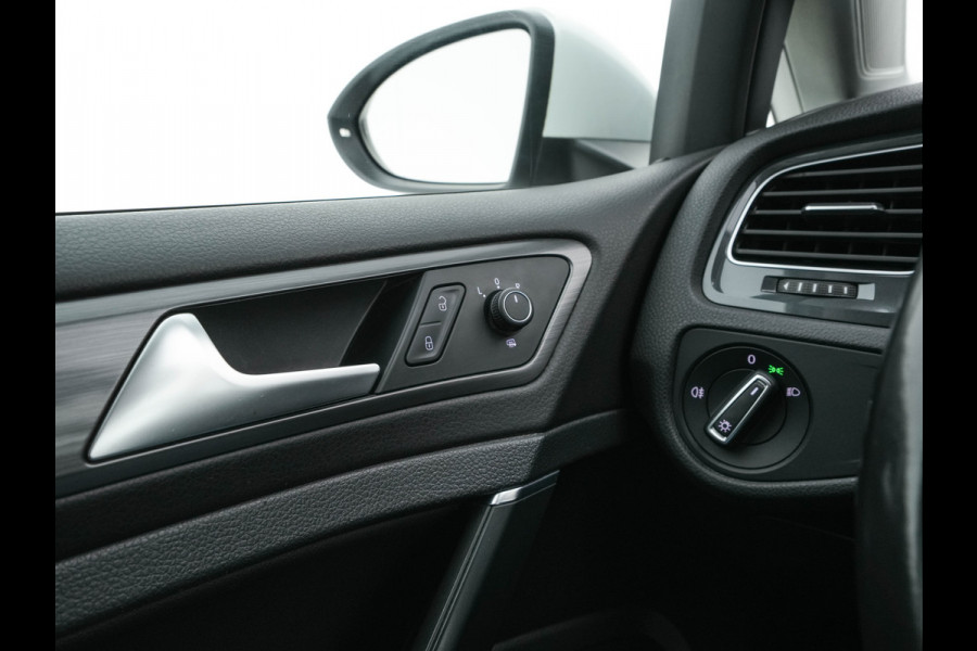 Volkswagen e-Golf (SOH-86%) Aut. *HEAT-PUMP | LUXURY-LEATHER | FULL-LED | NAVI-FULLMAP | CAMERA | HEATED-SPORTSEATS | ECC | CCS-FASTLOADER | PDC | CARPLAY | CRUISE | 16''ALU* Volkswagen e-Golf (SOH-86%) Aut. *HEAT-PUMP | LUXURY-LEATHER | FULL-LED | NAVI-FULLMAP | CAMERA | HEATED-SPORTSEATS | ECC | CCS-FASTLOADER | PDC | CARPLAY | CRUISE | 16''ALU*