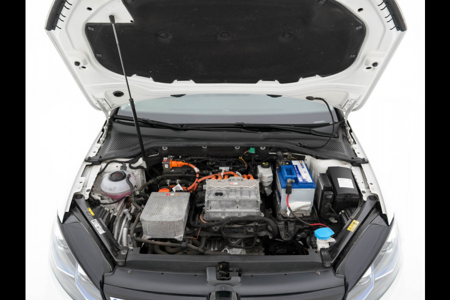 Volkswagen e-Golf (SOH-86%) Aut. *HEAT-PUMP | LUXURY-LEATHER | FULL-LED | NAVI-FULLMAP | CAMERA | HEATED-SPORTSEATS | ECC | CCS-FASTLOADER | PDC | CARPLAY | CRUISE | 16''ALU* Volkswagen e-Golf (SOH-86%) Aut. *HEAT-PUMP | LUXURY-LEATHER | FULL-LED | NAVI-FULLMAP | CAMERA | HEATED-SPORTSEATS | ECC | CCS-FASTLOADER | PDC | CARPLAY | CRUISE | 16''ALU*