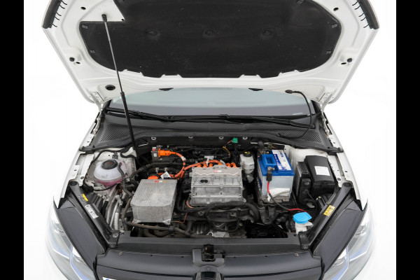 Volkswagen e-Golf (SOH-86%) Aut. *HEAT-PUMP | LUXURY-LEATHER | FULL-LED | NAVI-FULLMAP | CAMERA | HEATED-SPORTSEATS | ECC | CCS-FASTLOADER | PDC | CARPLAY | CRUISE | 16''ALU* Volkswagen e-Golf (SOH-86%) Aut. *HEAT-PUMP | LUXURY-LEATHER | FULL-LED | NAVI-FULLMAP | CAMERA | HEATED-SPORTSEATS | ECC | CCS-FASTLOADER | PDC | CARPLAY | CRUISE | 16''ALU*