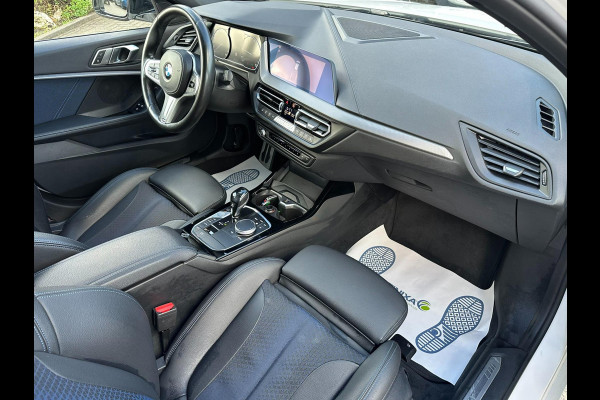 BMW 1-serie 118i High Executive l M-PAKKET l SFEERVERLICHTING