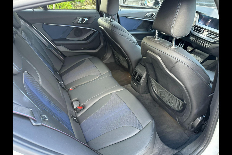 BMW 1-serie 118i High Executive l M-PAKKET l SFEERVERLICHTING