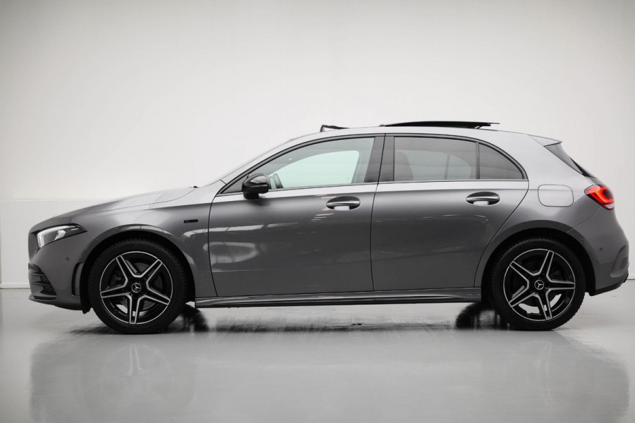 Mercedes-Benz A-Klasse 250 e AMG Line |Pano|Dodehoek|Draadloos Laden|