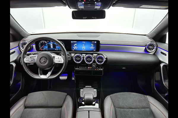 Mercedes-Benz CLA-Klasse Shooting Brake 200 AMG Line 5 spaaks lichtmetalen velgen | Navigatie | MBUX wide screen | Parking support met camera | speciale uitlaten achter Inclusief 24 maanden MB Certified garantie voor Europa.