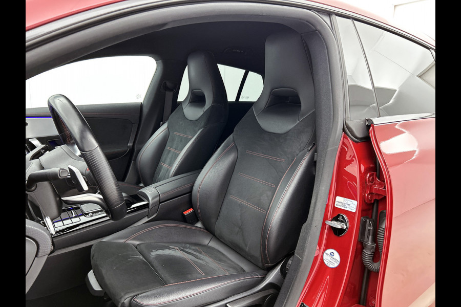 Mercedes-Benz CLA-Klasse Shooting Brake 200 AMG Line 5 spaaks lichtmetalen velgen | Navigatie | MBUX wide screen | Parking support met camera | speciale uitlaten achter Inclusief 24 maanden MB Certified garantie voor Europa.