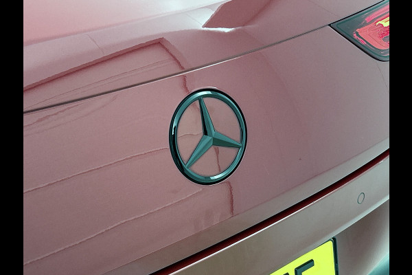 Mercedes-Benz CLA-Klasse Shooting Brake 200 AMG Line 5 spaaks lichtmetalen velgen | Navigatie | MBUX wide screen | Parking support met camera | speciale uitlaten achter Inclusief 24 maanden MB Certified garantie voor Europa.
