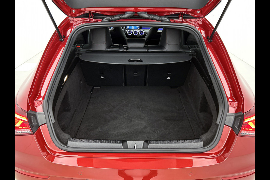 Mercedes-Benz CLA-Klasse Shooting Brake 200 AMG Line 5 spaaks lichtmetalen velgen | Navigatie | MBUX wide screen | Parking support met camera | speciale uitlaten achter Inclusief 24 maanden MB Certified garantie voor Europa.
