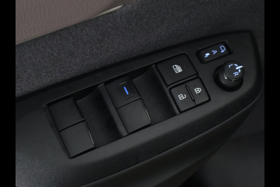 Toyota Yaris Cross 1.5 HYBRIDE EXECUTIVE BI-TONE GARANTIE TOT 9-2032 .Dodehoek detectie . JBL Audio . Stoel verwarming .