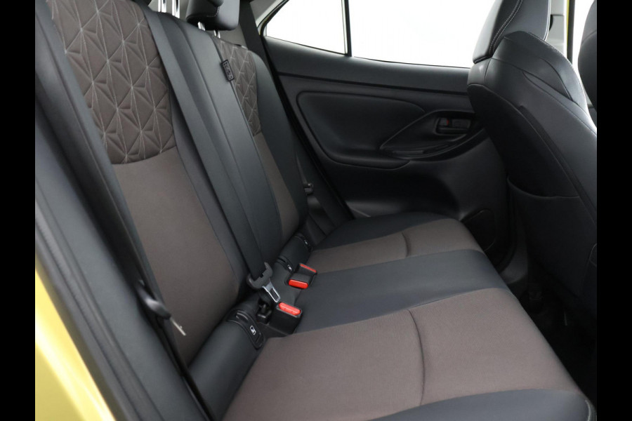 Toyota Yaris Cross 1.5 HYBRIDE EXECUTIVE BI-TONE GARANTIE TOT 9-2032 .Dodehoek detectie . JBL Audio . Stoel verwarming .