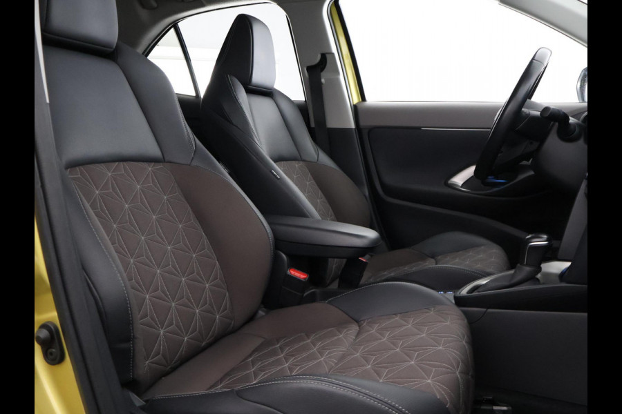 Toyota Yaris Cross 1.5 HYBRIDE EXECUTIVE BI-TONE GARANTIE TOT 9-2032 .Dodehoek detectie . JBL Audio . Stoel verwarming .