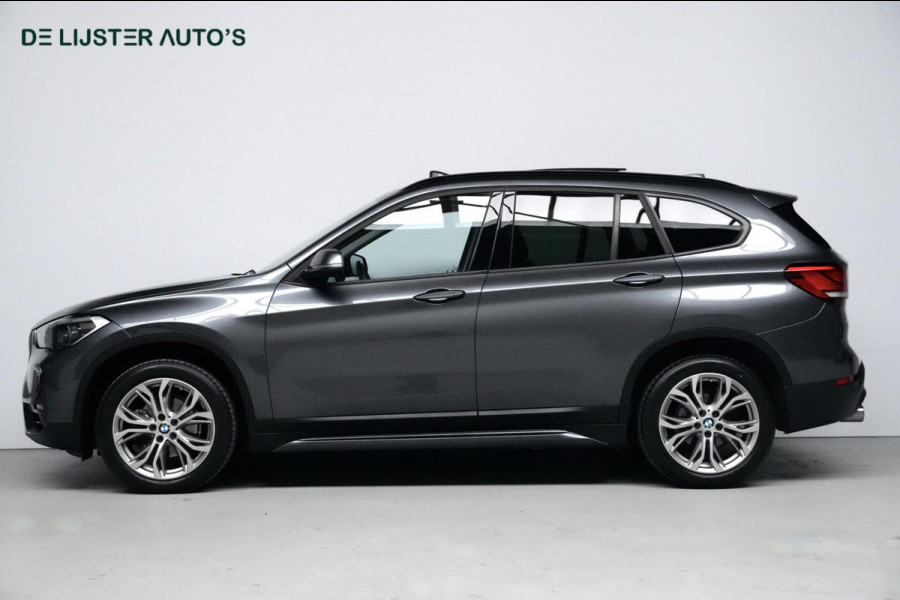 BMW X1 sDrive18i Sport Line Facelift Automaat 140 PK | Pano-dak | CarPlay | Acc | Camera | Trekhaak | HUD | Sfeer | Led | Pdc |