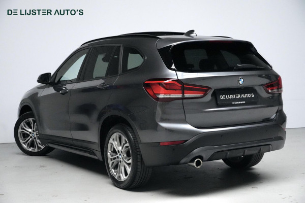 BMW X1 sDrive18i Sport Line Facelift Automaat 140 PK | Pano-dak | CarPlay | Acc | Camera | Trekhaak | HUD | Sfeer | Led | Pdc |