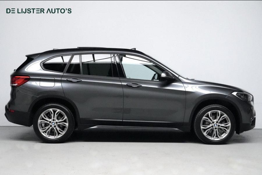 BMW X1 sDrive18i Sport Line Facelift Automaat 140 PK | Pano-dak | CarPlay | Acc | Camera | Trekhaak | HUD | Sfeer | Led | Pdc |