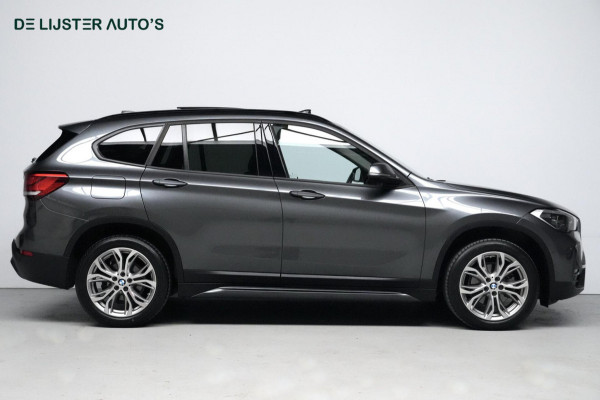 BMW X1 sDrive18i Sport Line Facelift Automaat 140 PK | Pano-dak | CarPlay | Acc | Camera | Trekhaak | HUD | Sfeer | Led | Pdc |