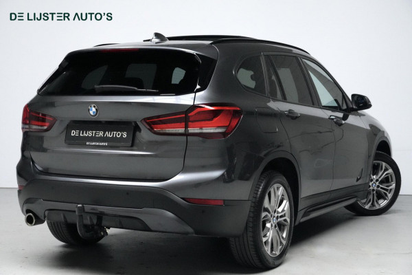 BMW X1 sDrive18i Sport Line Facelift Automaat 140 PK | Pano-dak | CarPlay | Acc | Camera | Trekhaak | HUD | Sfeer | Led | Pdc |