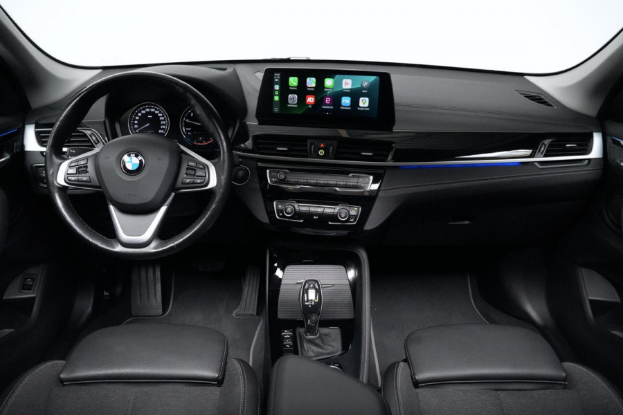 BMW X1 sDrive18i Sport Line Facelift Automaat 140 PK | Pano-dak | CarPlay | Acc | Camera | Trekhaak | HUD | Sfeer | Led | Pdc |