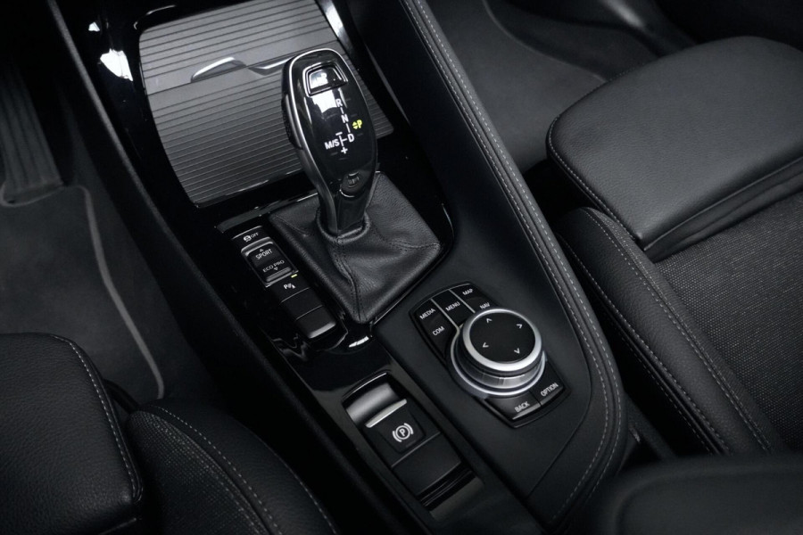 BMW X1 sDrive18i Sport Line Facelift Automaat 140 PK | Pano-dak | CarPlay | Acc | Camera | Trekhaak | HUD | Sfeer | Led | Pdc |