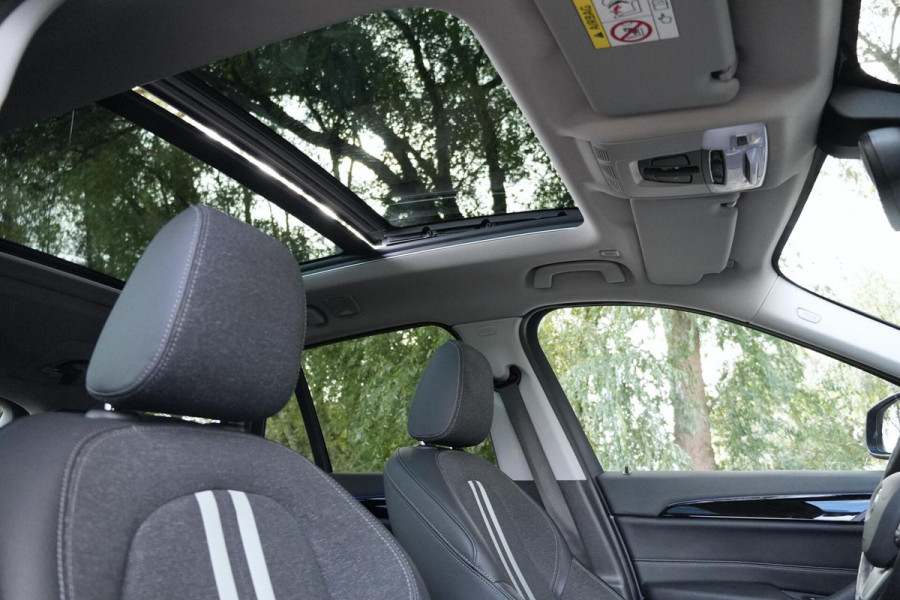 BMW X1 sDrive18i Sport Line Facelift Automaat 140 PK | Pano-dak | CarPlay | Acc | Camera | Trekhaak | HUD | Sfeer | Led | Pdc |