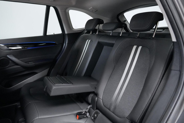 BMW X1 sDrive18i Sport Line Facelift Automaat 140 PK | Pano-dak | CarPlay | Acc | Camera | Trekhaak | HUD | Sfeer | Led | Pdc |