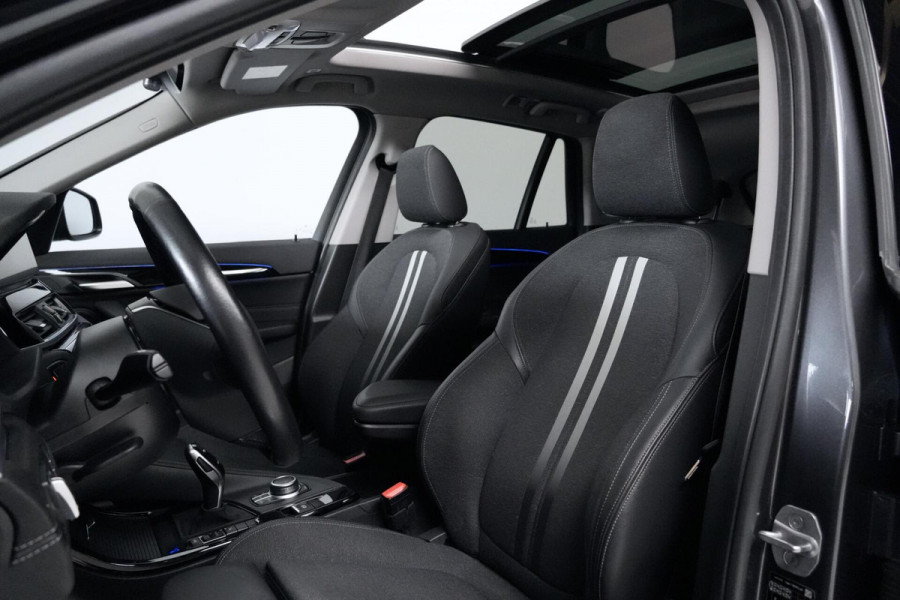 BMW X1 sDrive18i Sport Line Facelift Automaat 140 PK | Pano-dak | CarPlay | Acc | Camera | Trekhaak | HUD | Sfeer | Led | Pdc |