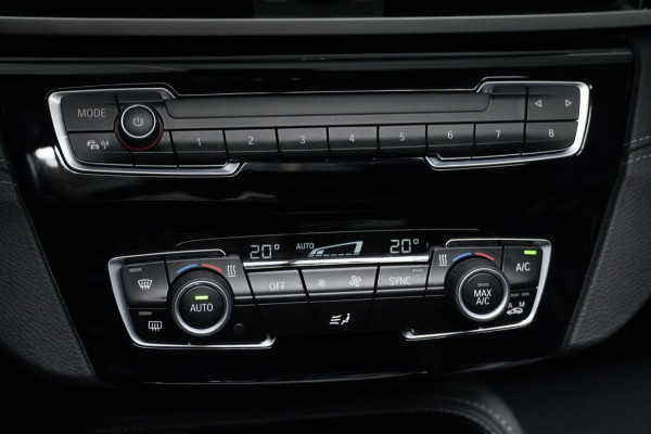 BMW X1 sDrive18i Sport Line Facelift Automaat 140 PK | Pano-dak | CarPlay | Acc | Camera | Trekhaak | HUD | Sfeer | Led | Pdc |