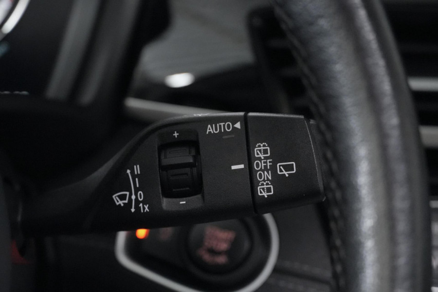 BMW X1 sDrive18i Sport Line Facelift Automaat 140 PK | Pano-dak | CarPlay | Acc | Camera | Trekhaak | HUD | Sfeer | Led | Pdc |