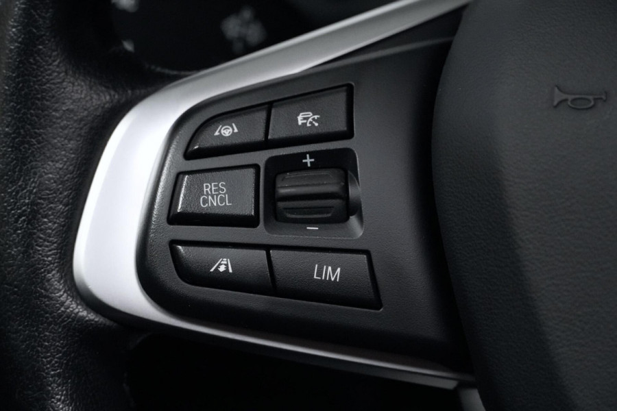 BMW X1 sDrive18i Sport Line Facelift Automaat 140 PK | Pano-dak | CarPlay | Acc | Camera | Trekhaak | HUD | Sfeer | Led | Pdc |