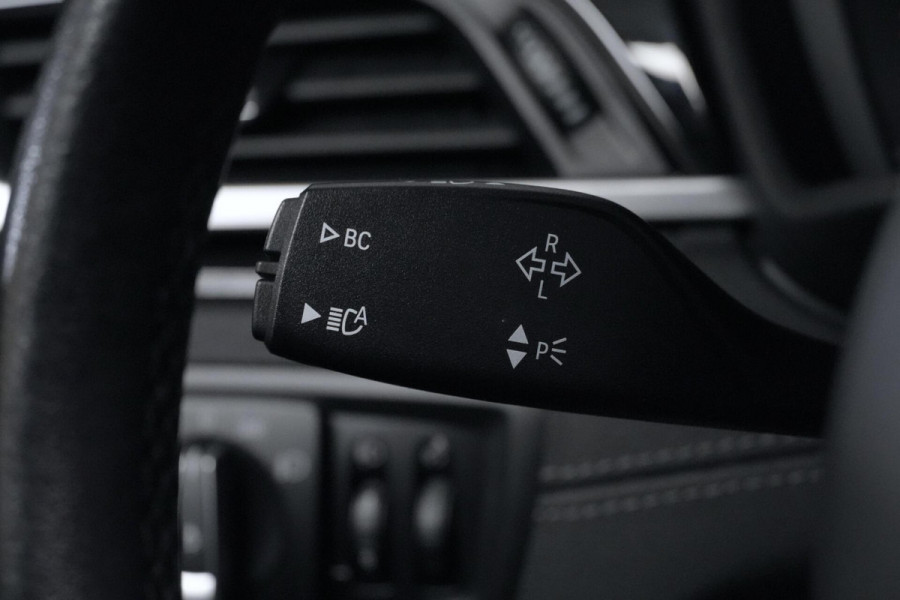 BMW X1 sDrive18i Sport Line Facelift Automaat 140 PK | Pano-dak | CarPlay | Acc | Camera | Trekhaak | HUD | Sfeer | Led | Pdc |