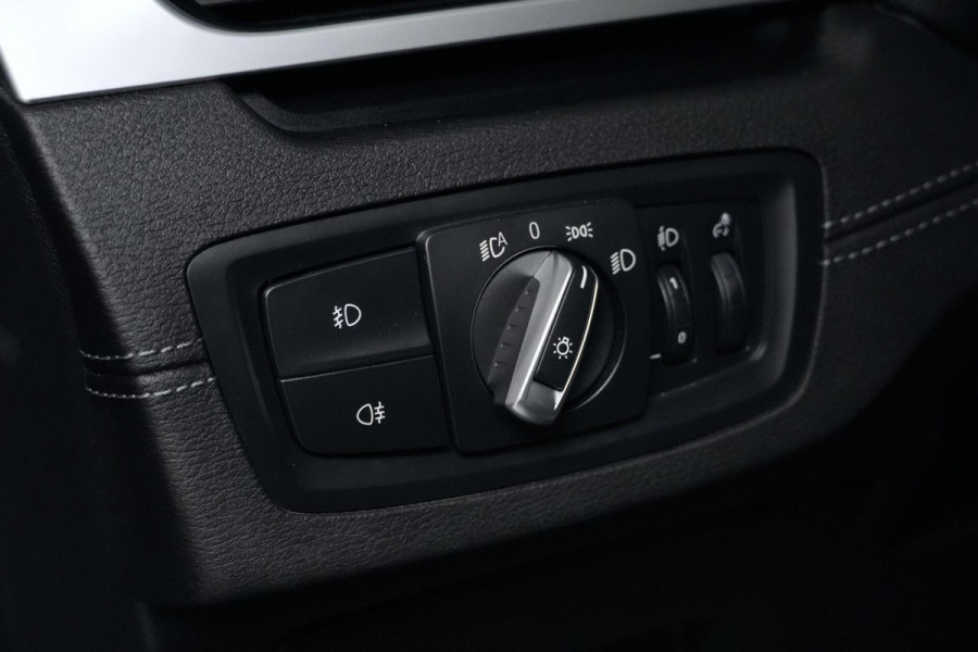 BMW X1 sDrive18i Sport Line Facelift Automaat 140 PK | Pano-dak | CarPlay | Acc | Camera | Trekhaak | HUD | Sfeer | Led | Pdc |