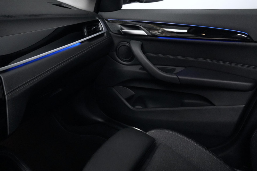 BMW X1 sDrive18i Sport Line Facelift Automaat 140 PK | Pano-dak | CarPlay | Acc | Camera | Trekhaak | HUD | Sfeer | Led | Pdc |