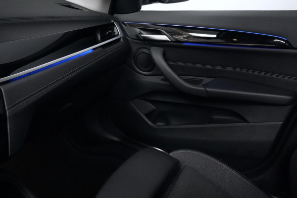 BMW X1 sDrive18i Sport Line Facelift Automaat 140 PK | Pano-dak | CarPlay | Acc | Camera | Trekhaak | HUD | Sfeer | Led | Pdc |