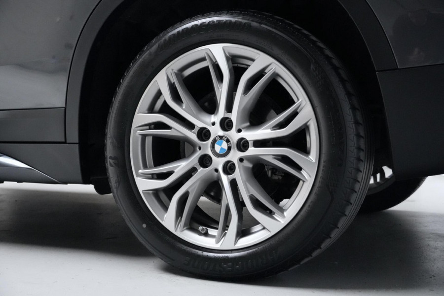 BMW X1 sDrive18i Sport Line Facelift Automaat 140 PK | Pano-dak | CarPlay | Acc | Camera | Trekhaak | HUD | Sfeer | Led | Pdc |
