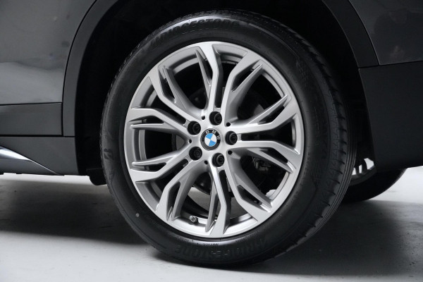 BMW X1 sDrive18i Sport Line Facelift Automaat 140 PK | Pano-dak | CarPlay | Acc | Camera | Trekhaak | HUD | Sfeer | Led | Pdc |