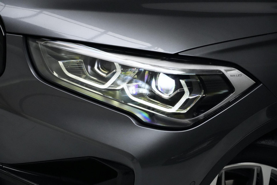 BMW X1 sDrive18i Sport Line Facelift Automaat 140 PK | Pano-dak | CarPlay | Acc | Camera | Trekhaak | HUD | Sfeer | Led | Pdc |