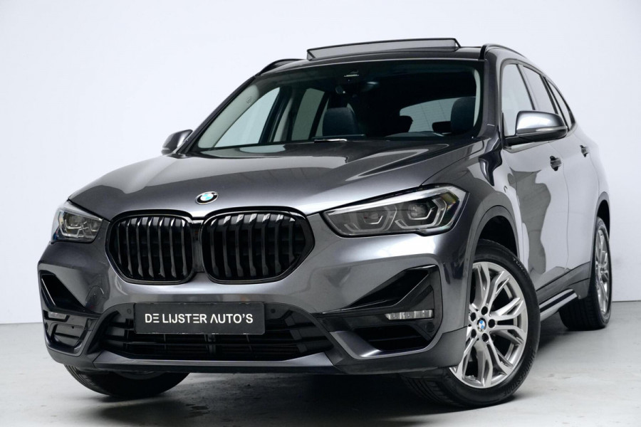 BMW X1 sDrive18i Sport Line Facelift Automaat 140 PK | Pano-dak | CarPlay | Acc | Camera | Trekhaak | HUD | Sfeer | Led | Pdc |