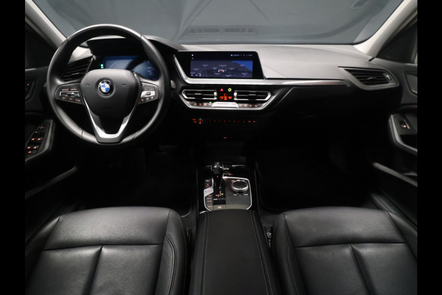BMW 1-serie 118i Executive [APPLE CARPLAY, ANDROID AUTO, MEMORY SEAT, KEYLESS ENTRY, CAMERA, LEDER, CRUISE CONTROL, NIEUWSTAAT]