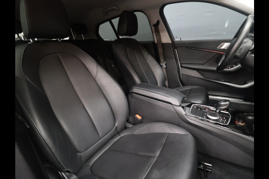 BMW 1-serie 118i Executive [APPLE CARPLAY, ANDROID AUTO, MEMORY SEAT, KEYLESS ENTRY, CAMERA, LEDER, CRUISE CONTROL, NIEUWSTAAT]