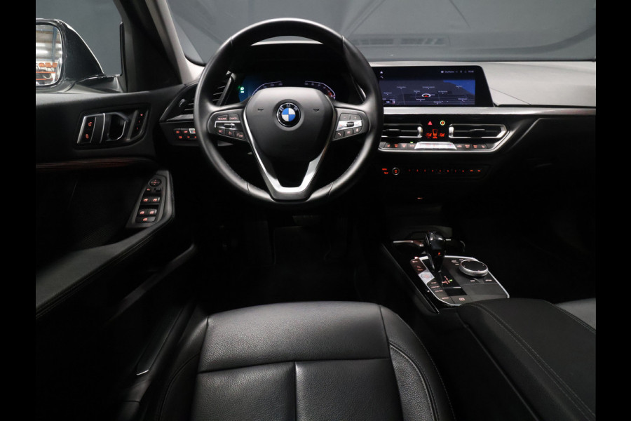 BMW 1-serie 118i Executive [APPLE CARPLAY, ANDROID AUTO, MEMORY SEAT, KEYLESS ENTRY, CAMERA, LEDER, CRUISE CONTROL, NIEUWSTAAT]