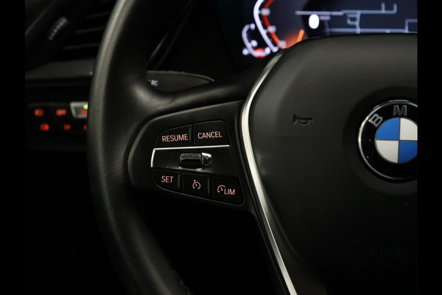 BMW 1-serie 118i Executive [APPLE CARPLAY, ANDROID AUTO, MEMORY SEAT, KEYLESS ENTRY, CAMERA, LEDER, CRUISE CONTROL, NIEUWSTAAT]