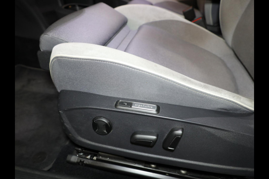 Volkswagen ID.3 First Max 58 kWh 204pk | Navigatie | Parkeersensoren | Keyless | Led Matrix | Camera | Electr.verstelbare voorstoelen