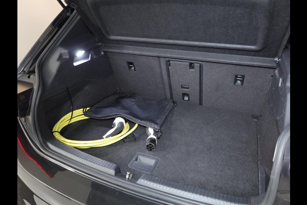 Volkswagen ID.3 First Max 58 kWh 204pk | Navigatie | Parkeersensoren | Keyless | Led Matrix | Camera | Electr.verstelbare voorstoelen
