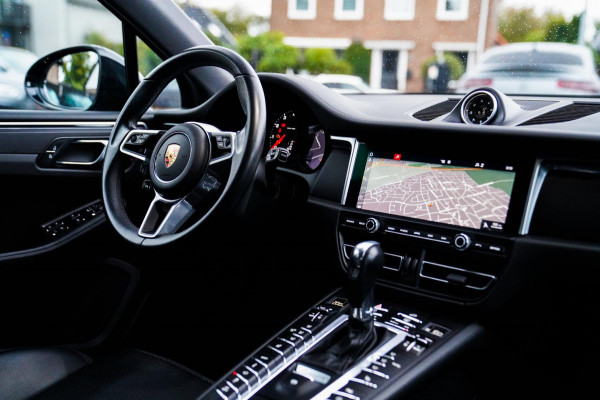 Porsche Macan 2.0 | Sport Chrono | Origineel NL | Panorama | Full option | Lane Assist | Sportstoelen| Luchtvering